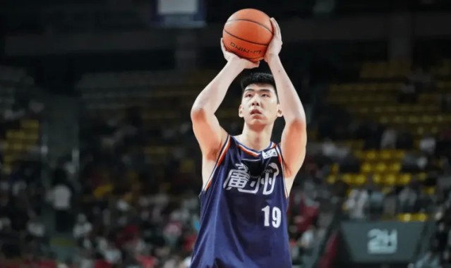 徐昕首次入选赛季最佳阵容，转会后生涯首夺个人常规赛奖项