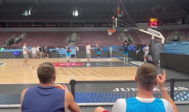 必发交易指数-提前进入比赛模式？东契奇赛前热身坐在替补席命中超远三分！